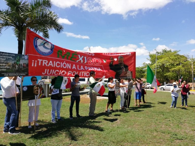Protestan contra AMLO en El Ceviche