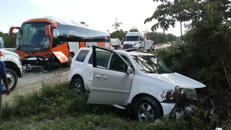 Choca camioneta con autobús en libramiento carretero de Cancún