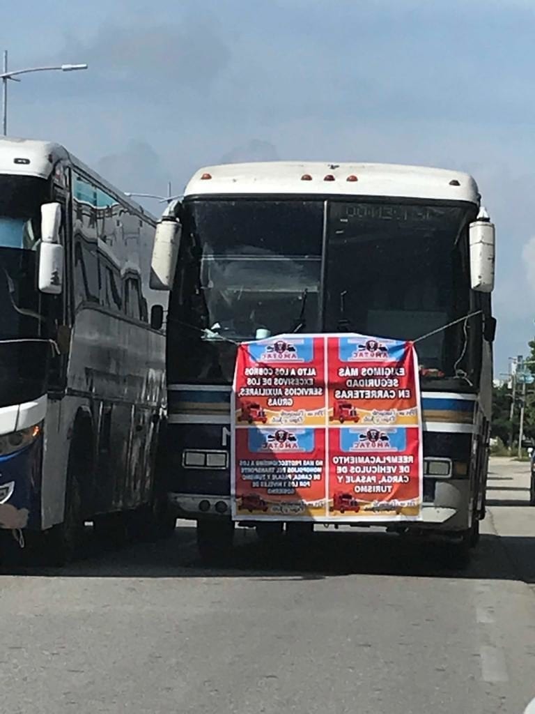 Marcha de carcachas genera caos vial en Cancún