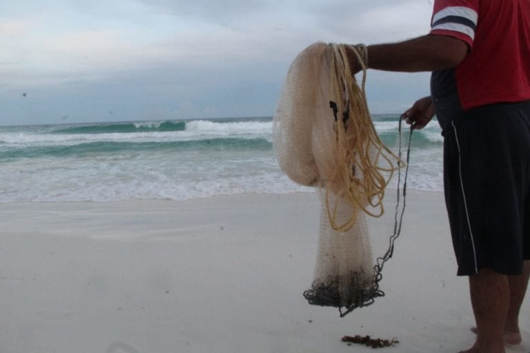 Policías federales extorsionan a pescadores en el Puente Nizuc, en Cancún