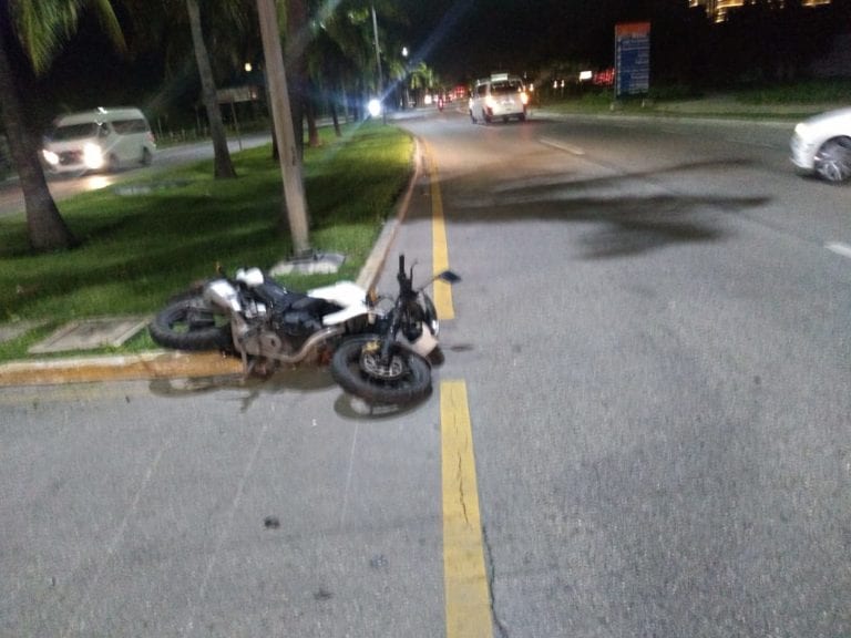 Motociclista arrolla a dos peatones y pierde la vida