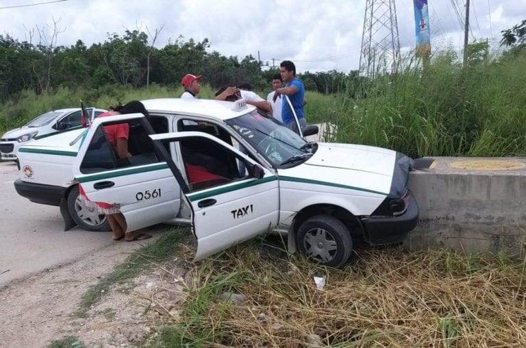 Taxi sin placas se estrella en Cancún
