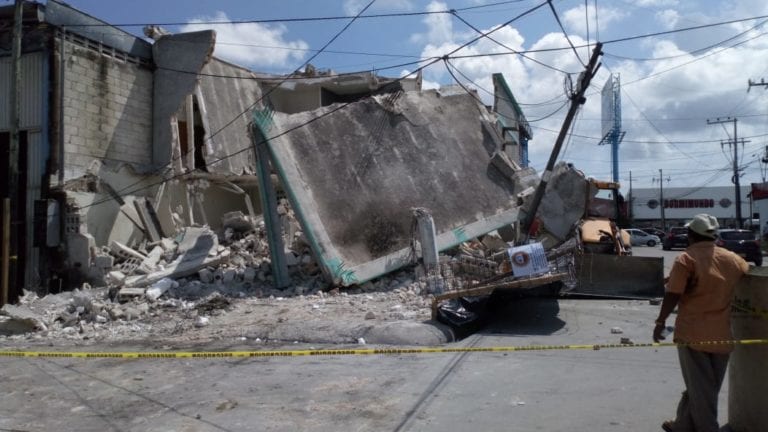 Cae construcción sobre trabajadores que la derribaban