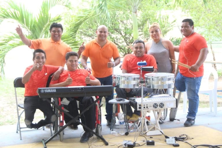 Conoce a “Los Chuecos con Ritmo”, grupo musical de personas con discapacidad