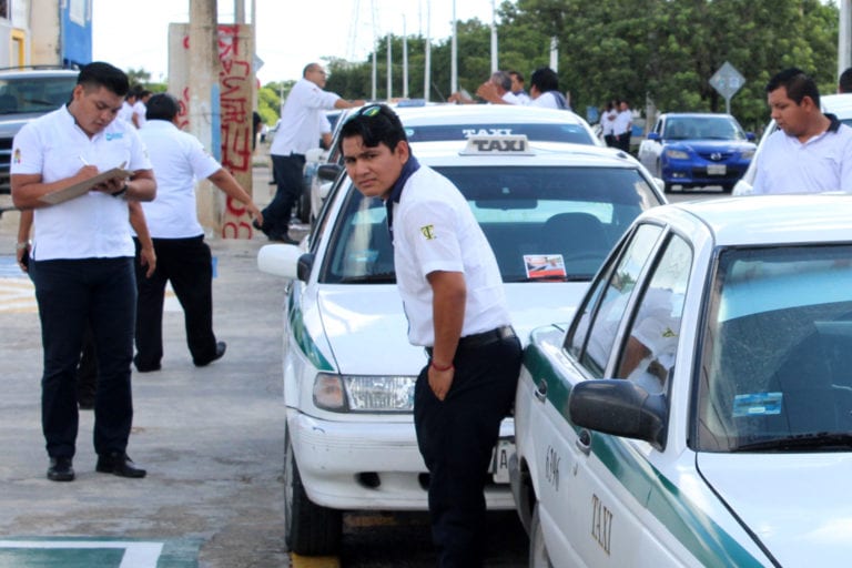 Corren a 40 taxistas de Cancún por andar de delincuentes