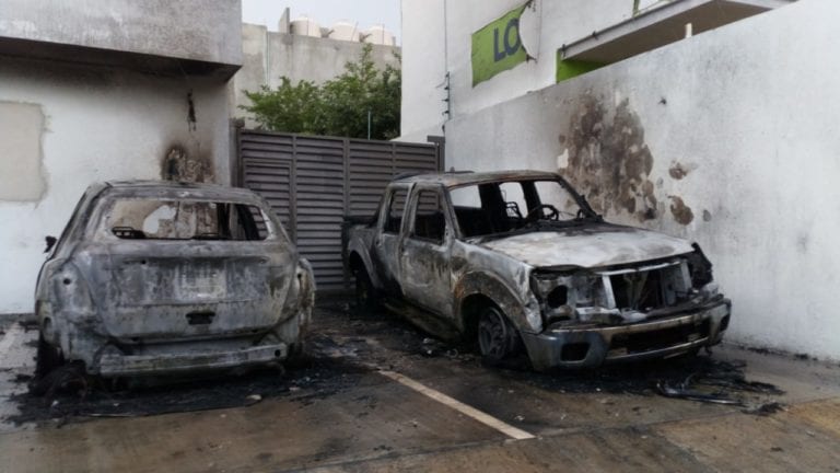 Queman dos camionetas en Cancún