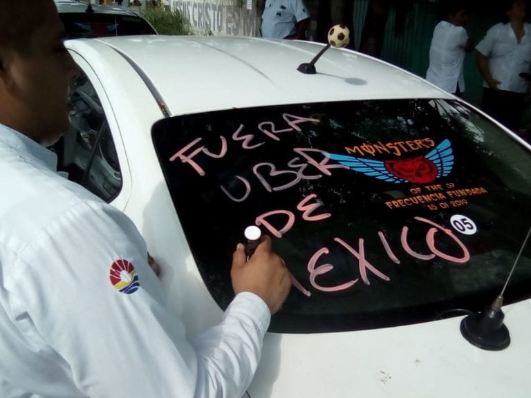 Taxistas de Cancún se unen a protesta nacional contra Uber