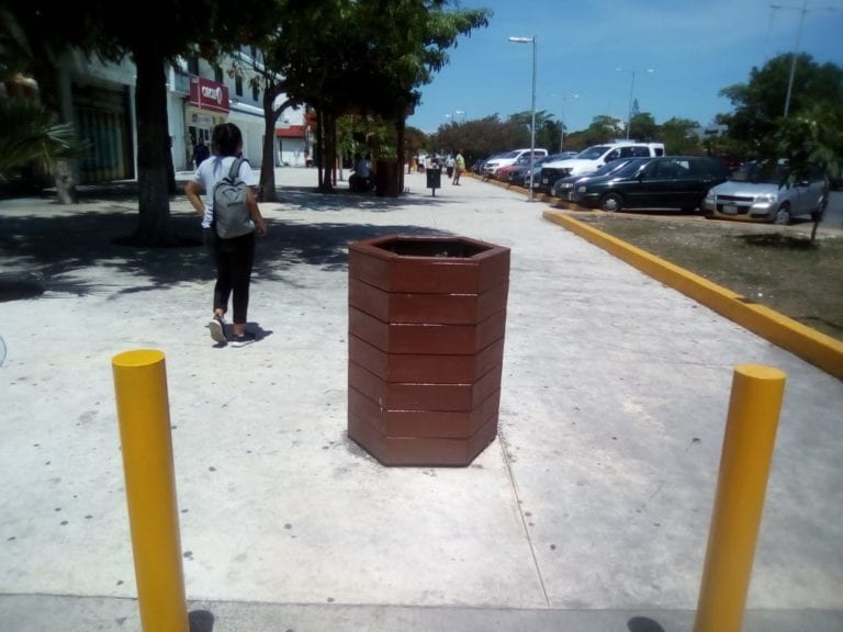Macetas de la av. Tulum en Cancún solo se llenan de basura