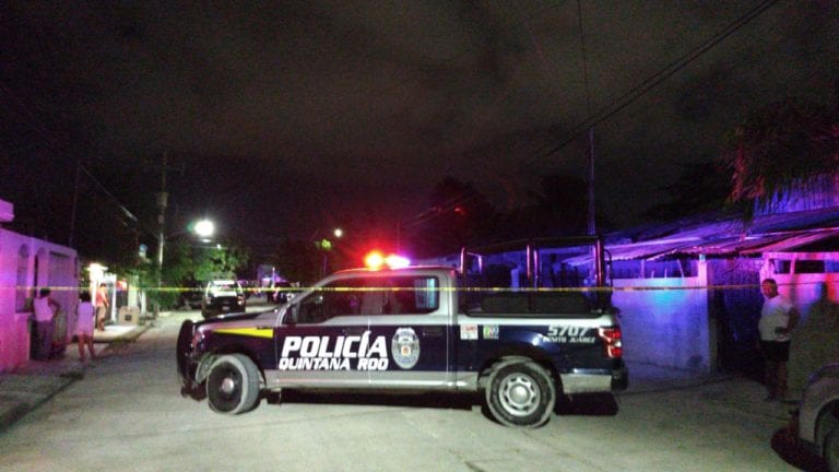 Disparan contra camioneta de lujo en Cancún