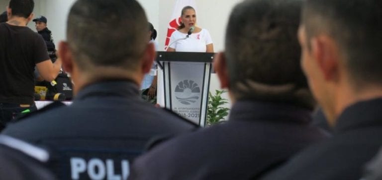 Entrega Mara Lezama uniformes ‘basura’ a policías municipales