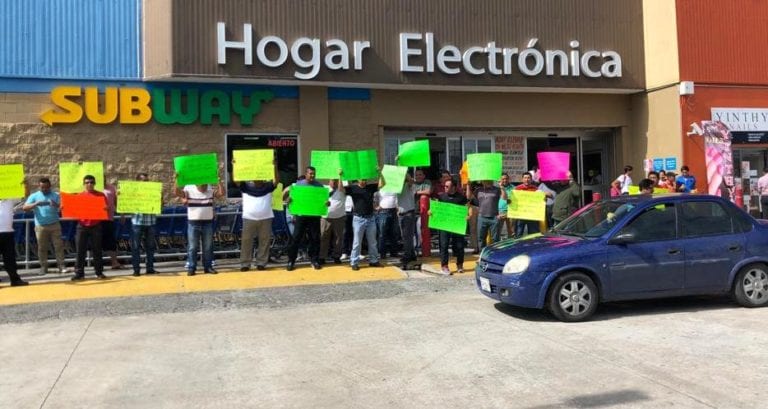Protestan para que Walmart dé sueldos a empacadores en Cancún