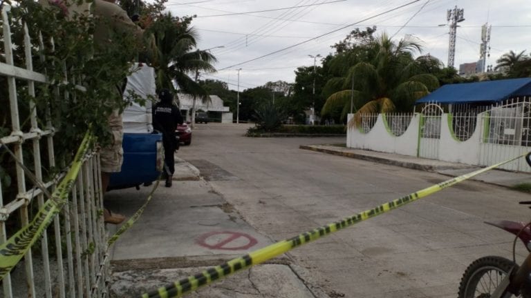 Hallan un cadáver ensabanado en la SM 24 de Cancún