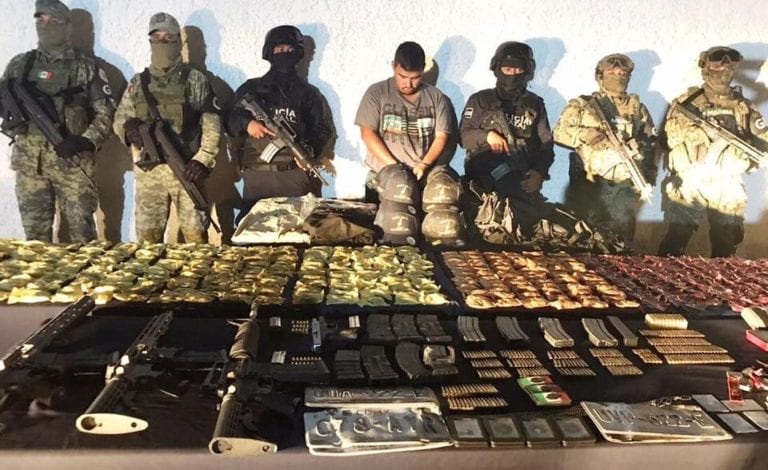 Detiene Guardia Nacional a falso ministerial con armas, droga y gorras del cártel Nueva Generación