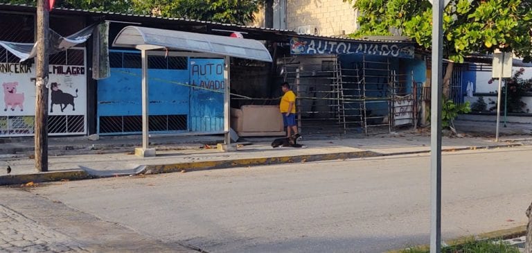 Regresan sicarios al mismo lavadero de autos de Cancún y hieren a dos