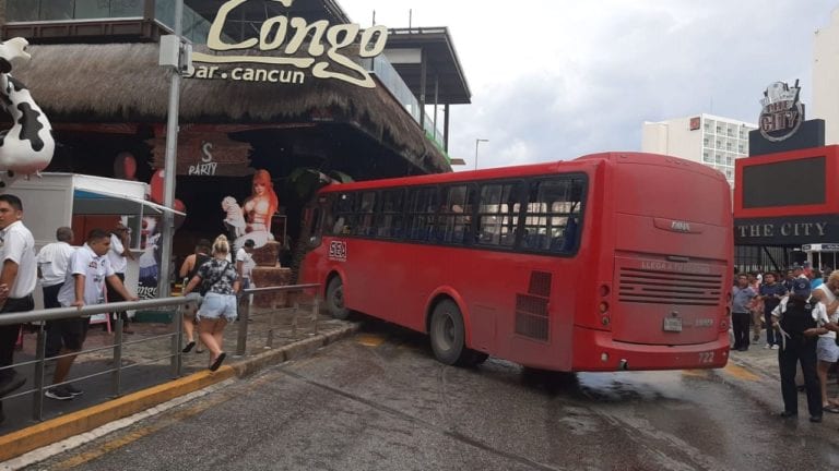 Camión choca contra discoteca Congo en Zona Hotelera de Cancún