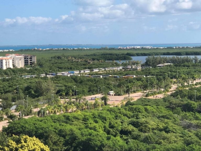 Ingresan decenas de camiones a Tajamar para asamblea política de Elba Esther Gordillo