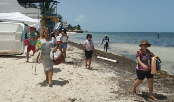 Familias locales y algunos turistas disfrutan de las playas de Puerto Juárez, aunque para ello deben pagar consumo en restaurantes