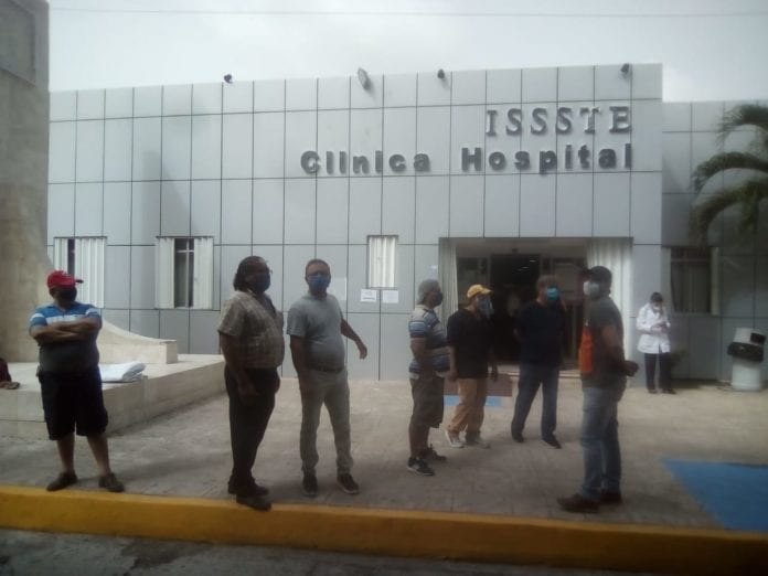 Exigen destitución de director con protesta en el ISSSTE de Cancún