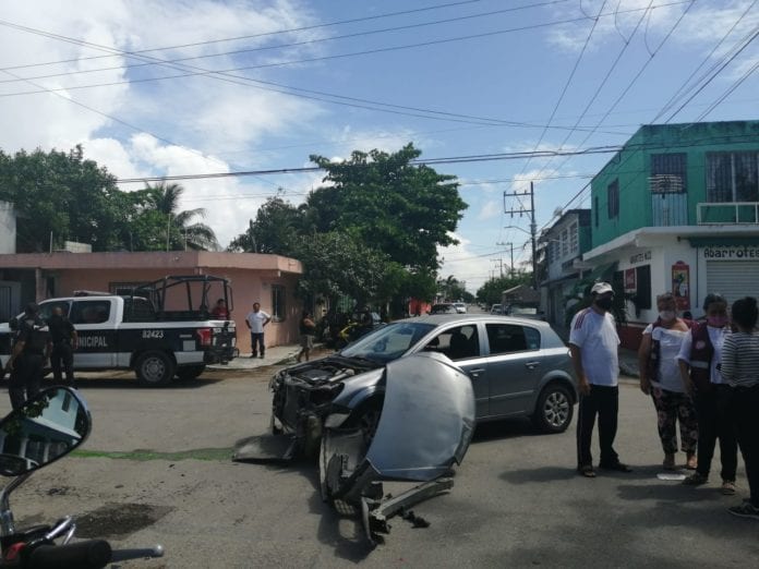 Un vehículo compacto no respetó el alto en el cruce de la avenida 90 con calle 12 y se estrelló contra una camioneta del Sector Salud