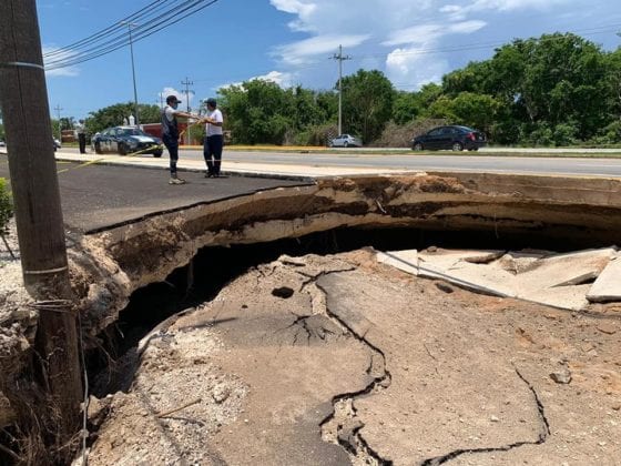 Se abre socavón en carretera Playa del Carmen-Tulum