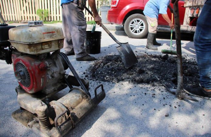 Continúan las albores de bacheo en Puerto Morelos