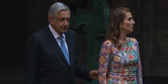 AMLO y su esposa van a registrar sus nombres como marcas para que nadie los pueda usar