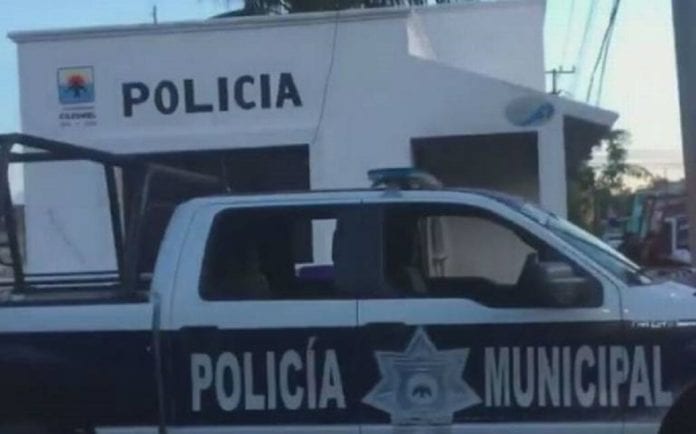 Tras denuncias realizadas a través del número de emergencias 911, la Policía Municipal de Cozumel detuvo a Iván “N” de 36 años, por presunto robo de vehículo, justo en el momento de pleno hurto, por lo que fue puesto a disposición de la Fiscalía General del Estado.