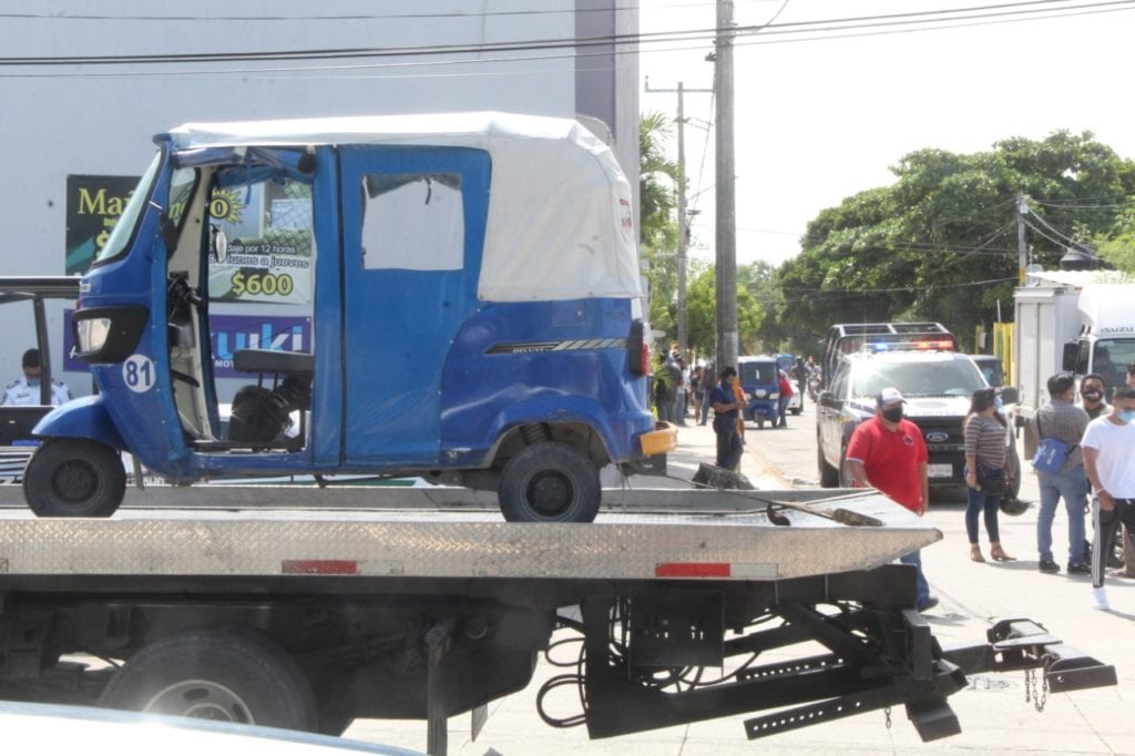 grúa se lleva mototaxi