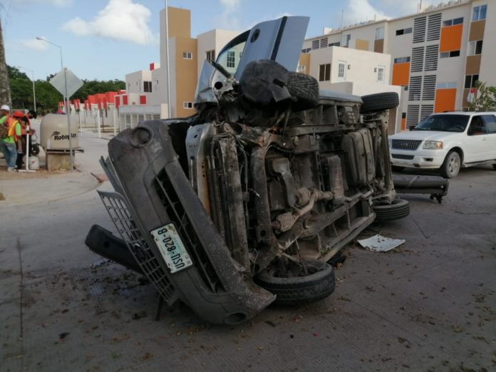 Se salva mecánico de morir en su propio auto en Cancún