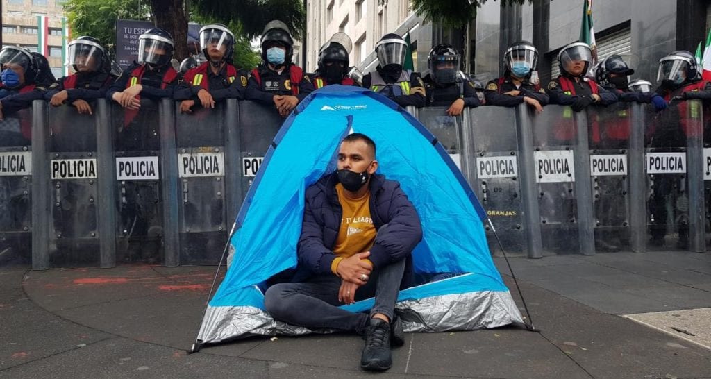 Las redes sociales se plagaron de denuncias en contra del cierre al Zócalo, efectuado por granaderos y policías, quienes no permiten le paso de manifestantes, entre ellos decenas de familias.