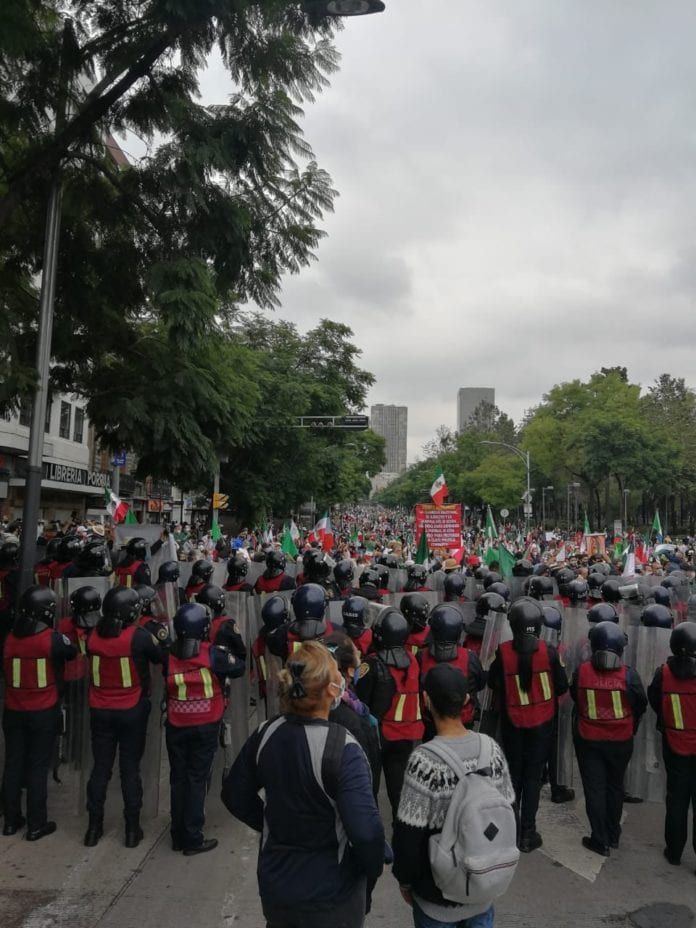 Autoridades capitalinas y federales han impedido el libre tránsito de los manifestantes, integrantes del Blindan Zócalo capitalino por la llegada del Frente Nacional Anti AMLO (FRENAA, que tenían como objetivo instalar un campamento en exigencia a la renuncia de Andrés Manuel López Obrador, el cual ante tal cierre, se instalará presuntamente en la Ave. Juárez.