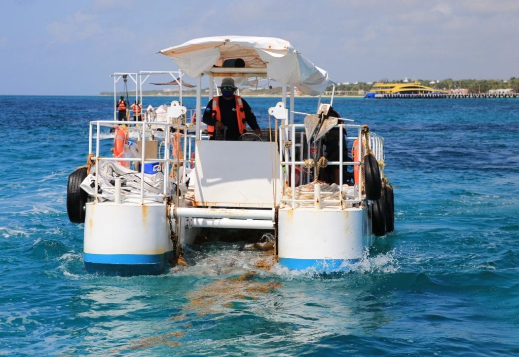 embarcación que recolecta sargazo