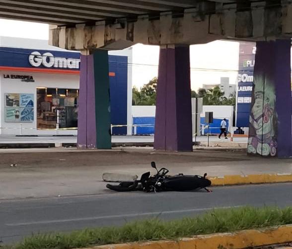 Entre la vida y la muerte se encuentra un motociclista, que fue arrollado esta tarde por un automóvil, cuyo conductor se quiso dar a la fuga, pero fue atrapado por otros ciudadanos, en el bulevar Playa del Carmen.