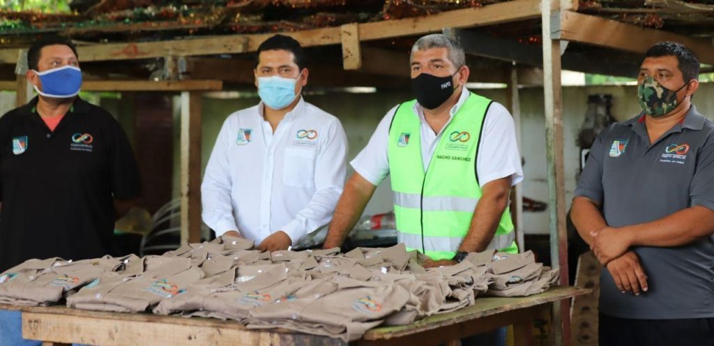 El gobierno de la presidenta municipal, Laura Fernández Piña, cumplió con la entrega de uniformes a las brigadas de Servicios Públicos de Leona Vicario, en seguimiento a la acción de hace unos días en la cabecera municipal.