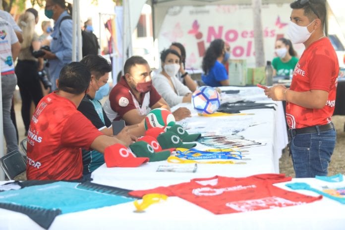 El Gobierno de Solidaridad acerca servicios médicos, asesoría legal, cortes de cabello gratuitos, vacunas para mascotas, oferta de cursos y talleres con la puesta en marcha del programa “Todos Somos Solidaridad”, iniciativa de la presidenta municipal, Laura Beristain Navarrete, para mantener contacto en persona con los ciudadanos.