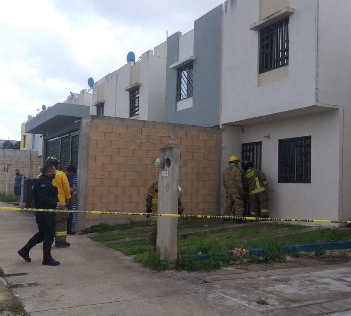 El cuerpo sin vida de un hombre que al parecer se suicidó y que ya estaba en estado de putrefacción fue hallado hoy al interior de una vivienda en la Región 255 de esta ciudad.