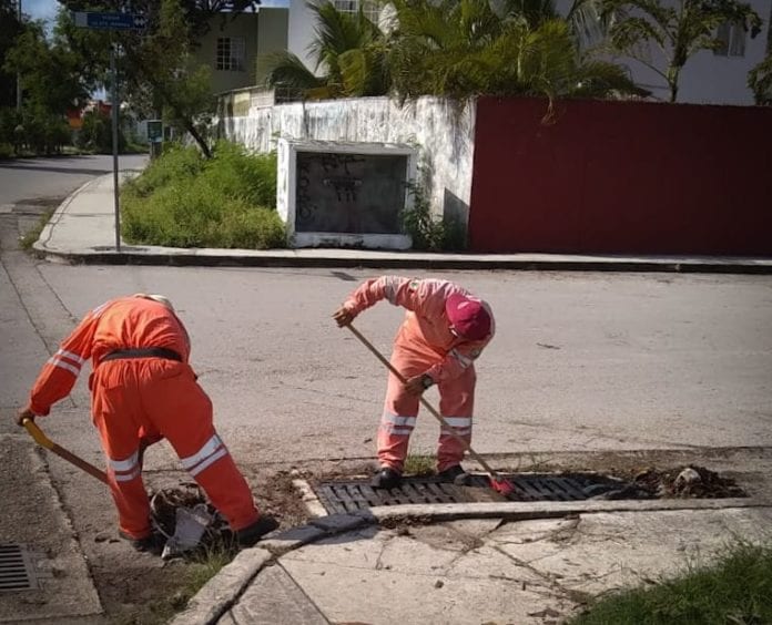 El Ayuntamiento de Solidaridad se mantiene atento a la evolución de la tormenta tropical “Zeta”, por lo que este domingo a primera hora se realizó la reunión del Comité Municipal de Protección Civil, con la implementación del operativo “Tormenta” y revisión de los refugios ciclónicos, al declararse la alerta “Verde”. El objetivo: preservar la seguridad de las familias playenses, prioridad de la presidenta Laura Beristain Navarrete.