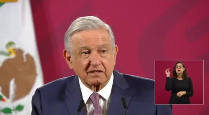 AMLO y sus funcionarios de Salud pidieron a la gente evitar reunirse en Día de Muertos y el 12 de diciembre