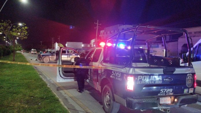 Un hombre que iba en motocicleta murió, luego de chocar contra una combi, cuando huía de un taxista que pretendía golpearlo con un bate.