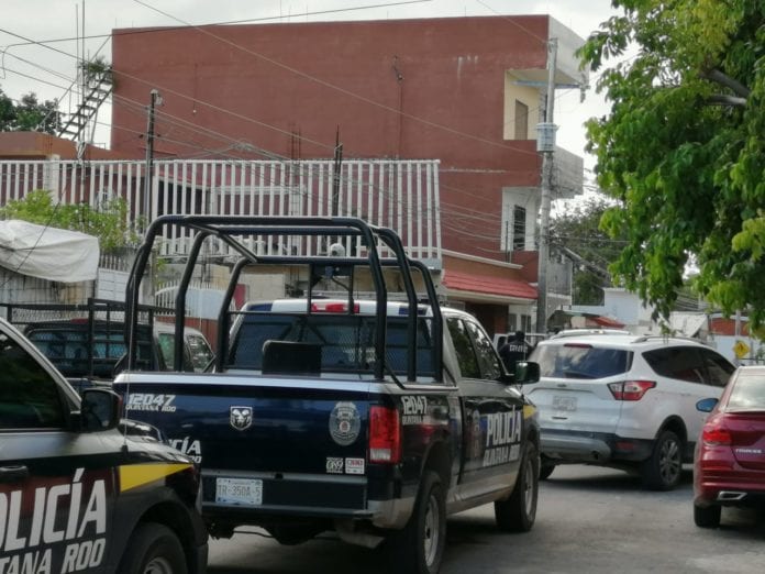 El sonido de disparos alarmó a vecinos de la colonia Colosio, que llamaron al 911. Al poco tiempo llegaron elementos de la Policía Municipal, que detuvo a tres personas en posesión de dos armas de fuego.