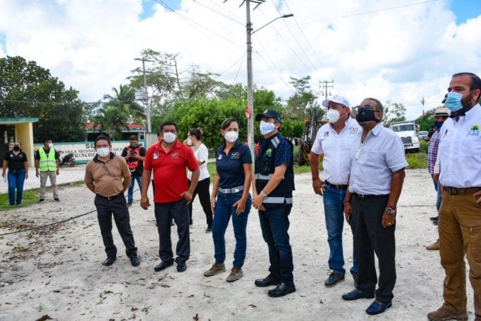 La presidenta municipal Laura Fernández Piña y el gobernador Carlos Joaquín González realizaron hoy un recorrido de supervisión de los trabajos de limpieza en esta delegación, luego del paso del huracán “Delta”, en donde se comprometieron a mantener lazos de coordinación para superar la contingencia.