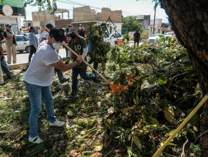 Autoridades de diferentes instituciones desde el ámbito municipal hasta federal, trabajan en el restablecimiento de los servicios públicos en Cancún de acuerdo con el ámbito de su competencia con tareas que van desde limpieza de camellones y retiro de árboles caídos, hasta la reparación del suministro eléctrico, tras el paso del huracán 