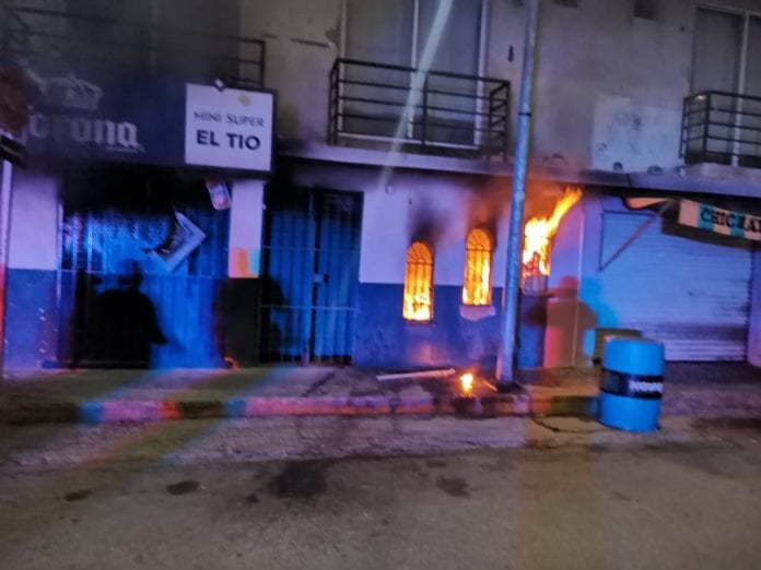 Un expendio de cerveza se incendió o fue incendiado esta madrugada, en la colonia Zazil Ha. El local sufrió daños cuantiosos en su área de bodega.