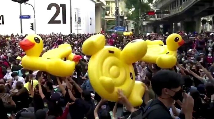 Unos patos inflables gigantes fueron usados en protestas ciudadanas en Tailandia. Mira las imágenes