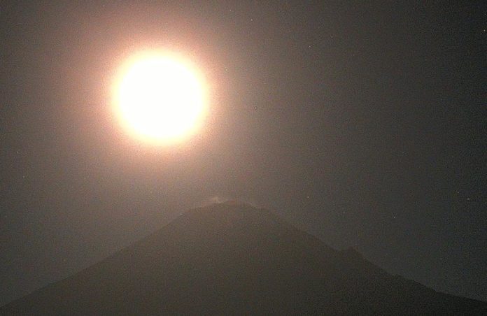 Una imagen del volcán Popocatépetl y la Luna se volvió tendencia