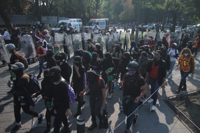 Grupos de izquierda realizaron una manifestación pacífica frente a estas oficinas, en la avenida Álvaro Obregón.