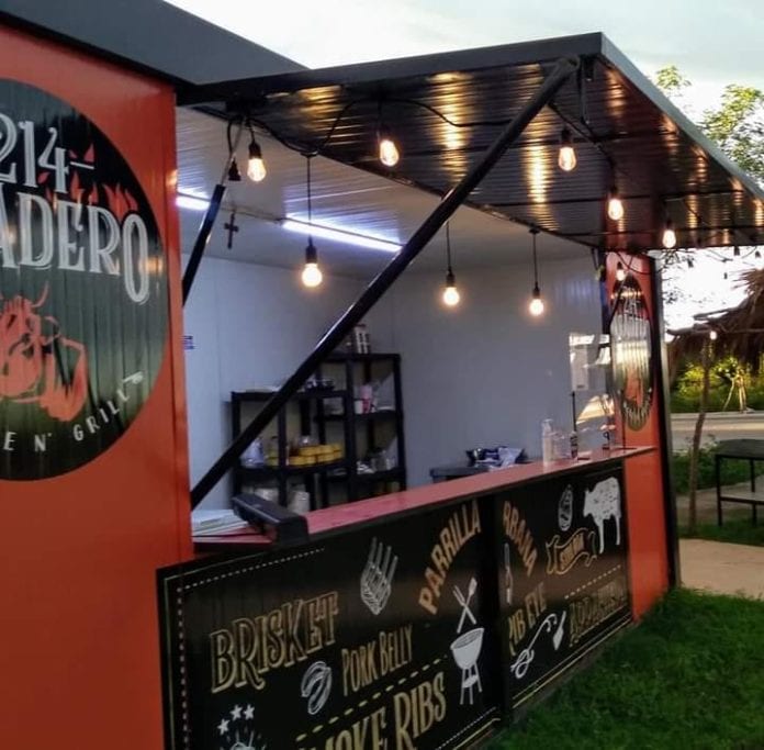 Como un gesto de solidaridad para apoyar a quienes no tienen empleo y se les dificulta comparar alimentos debido a esta pandemia, un empresarios yucateco ofreció comida en su negocios a quienes lo necesiten, razón por la que se hizo viral en redes sociales.