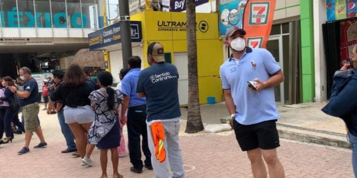 Una embarcación de la empresa naviera Ultramar fue suspendida hoy por inspectores de la Coordinación de Protección contra Riesgos Sanitarios, del Gobierno del Estado, al descubrir una fila de más de dos mil personas esperando lugar, y un exceso de aforo en este ferry, que no contaba con espacios deshabilitados.