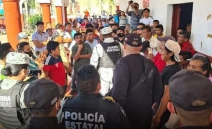 En un hecho insólito e inesperado, ciudadanos de Yalcobá, en Valladolid encarcelaron a un regidor como una medida de presión, pues exigen apoyos para la comunidad.