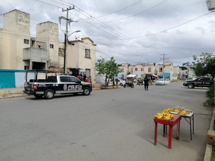 Un joven que trató de huir de unas personas armadas, y que incluso logró esconderse en una carnicería, fue asesinado a balazos al interior de este local, en la Región 259 de esta ciudad, correspondiente al fraccionamiento Villas Otoch Paraíso.